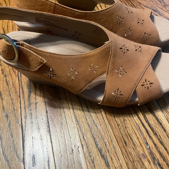 Earth Tan wedge upper heels  with Star Perforations size 9w - Picture 2 of 13